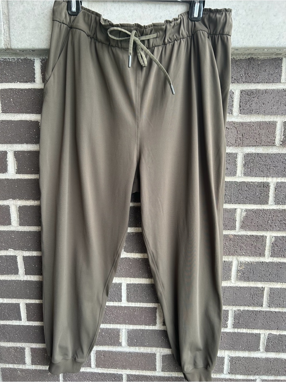 Lululemon On the Fly Luxtreme Jogger Pants/ Size 14